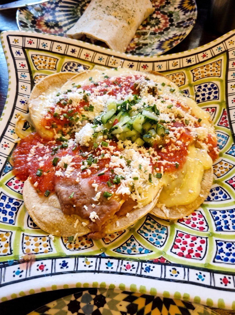 Selbst frittierte Totopos mit Guacamole