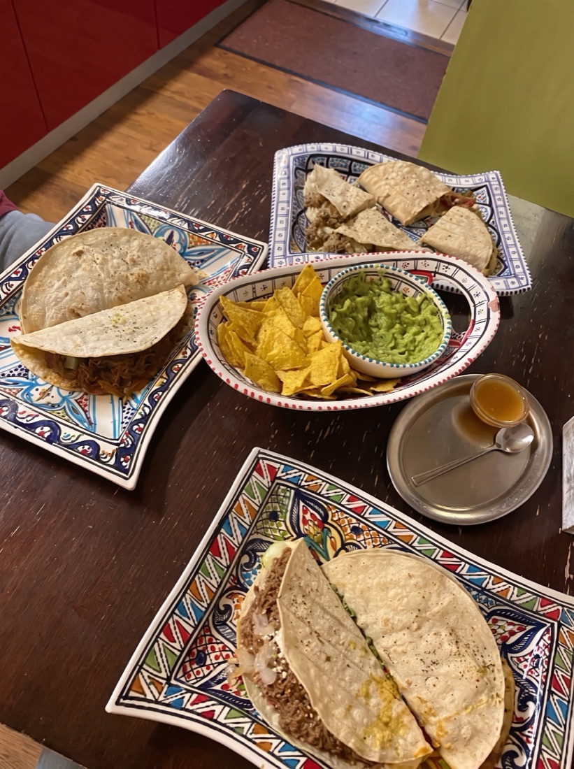 Aufgeklappte Quesadilla mit geschmolzenem Käse