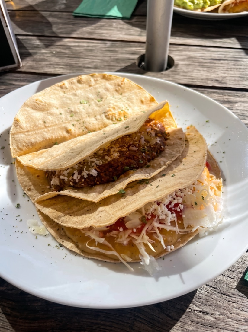 Frisch belegte Tacos auf dem Comal