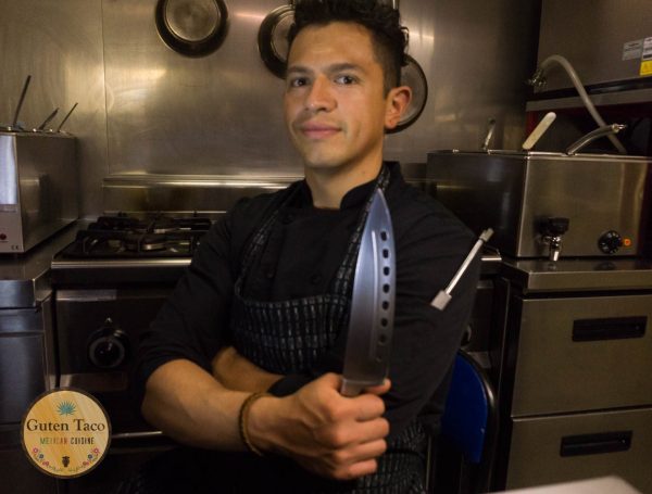 Porträt von Alonso, dem Chefkoch, in der Küche